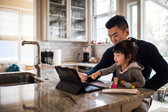 Father_and_daughter_with_laptop